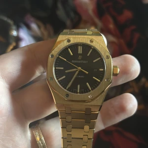 Herr klocka - 10/10 håller alltid tiden ! Den är kort och gott grym. Kvaliten behöver ni inte fråga om finns ingen bättre 