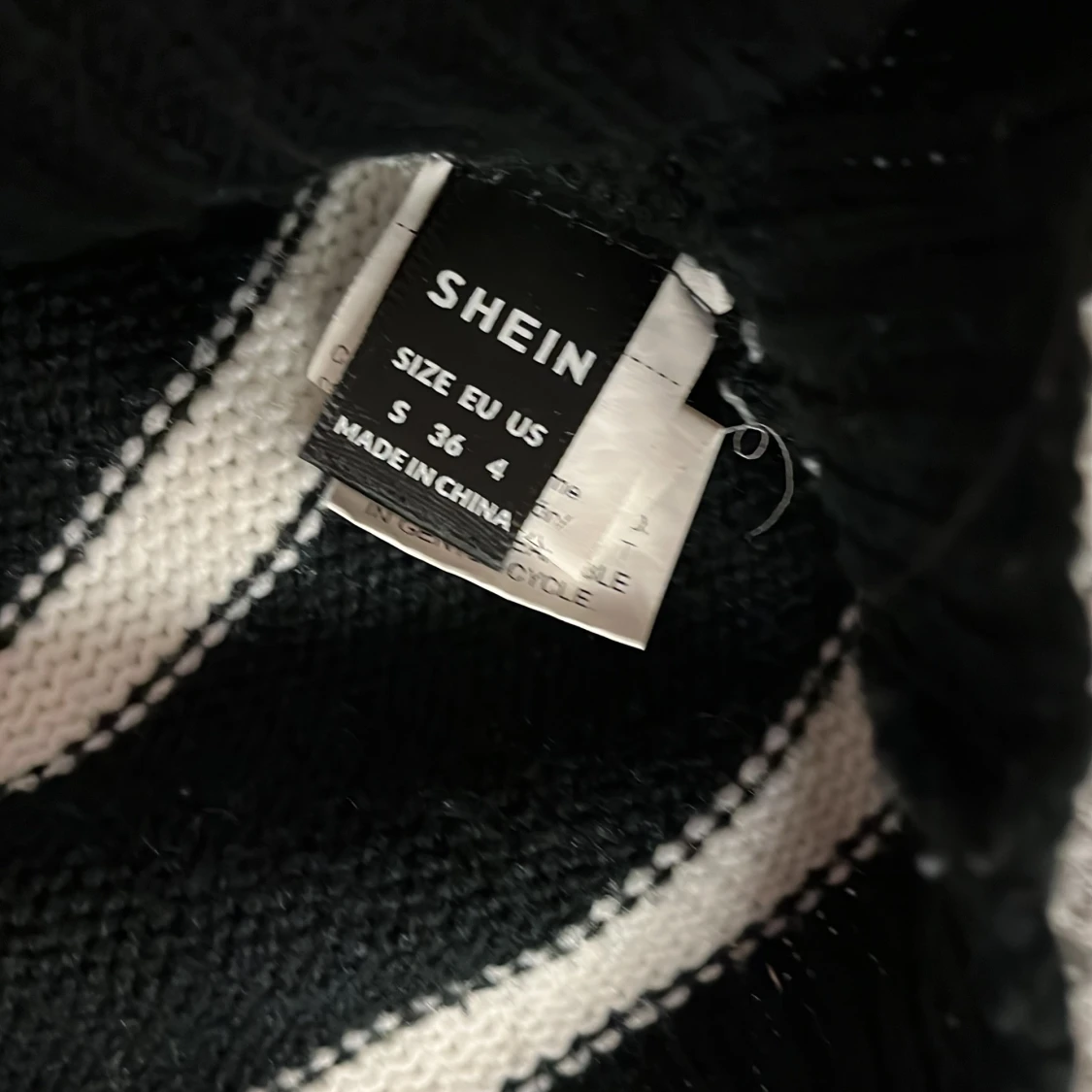 Svartvitrandig stickad tröja från SHEIN - 1