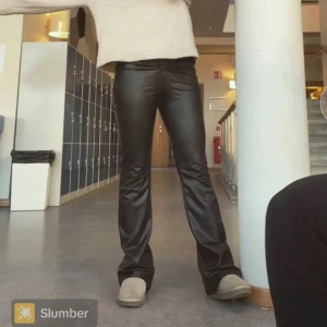 Svarta skinnbyxor - Säljer ett par svarta skinnbyxor. Dem är i storlek s. Jag själv är 166cm och passar mig. 