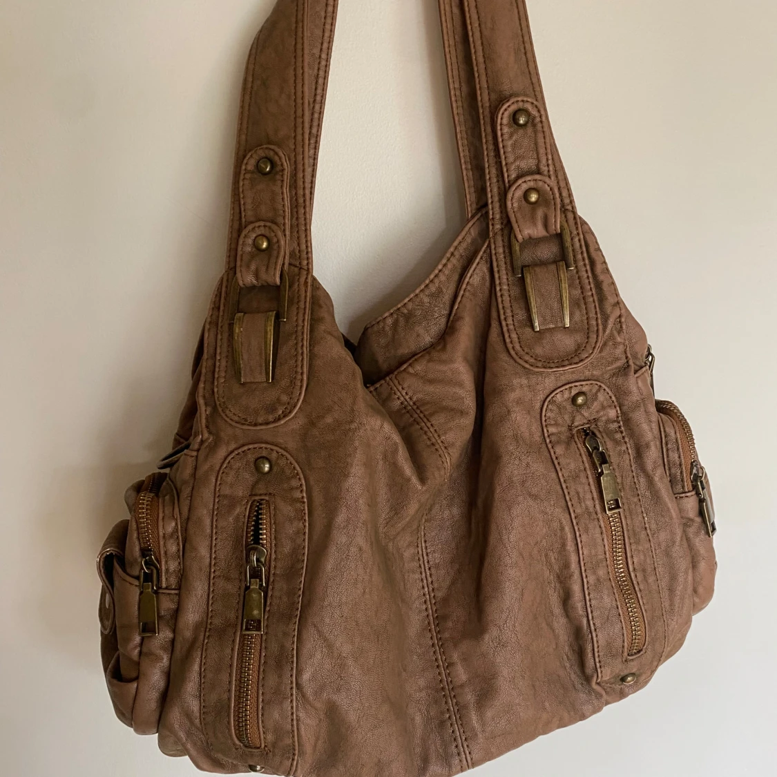 Brun axelväska med flera fack - 1