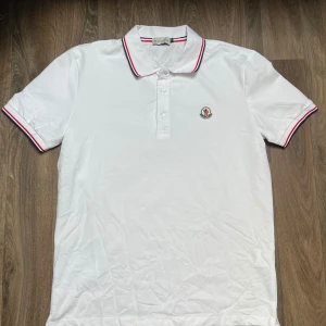 Moncler pike - Vit moncler pike // storlek M sitter som S/M // oanvänt // pris 449 // tveka inte på att höra av er vid frågor eller funderingar!