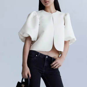 Vitt topp H&M - Säljer min vita topp från H&M, helt nu med prislapparna kvar