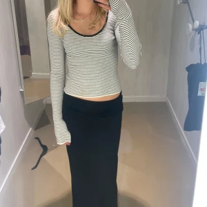 långärmad topp - Superfin randig topp med slit på armarna, endast använd en gång 💗