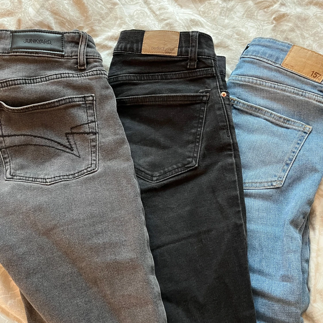 Tre par jeans i olika färger - 1