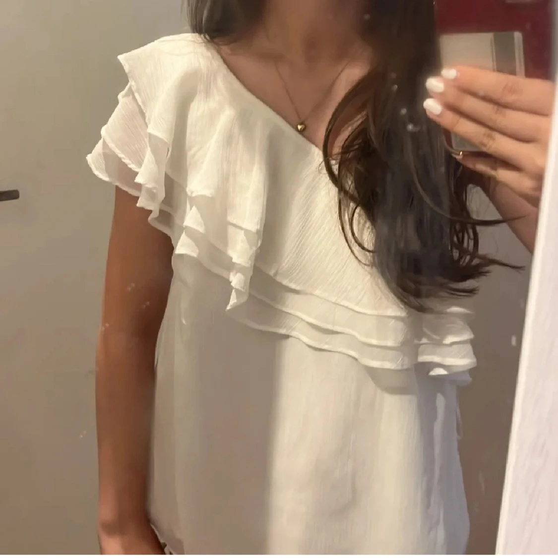 Vit blus med volang/ off shoulder