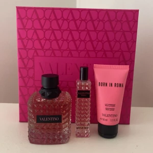 Valentino Born In Roma Presentbox - Lyxig presentbox från Valentino med parfymen Born In Roma. Innehåller en 100ml parfym + 15ml parfym + återfuktande body lotion. Allt kommer i en snygg rosa ask. Endast testsprutat vid ett tillfälle! 🩷 
