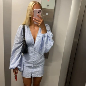 Intressekoll - Intressekoll på min jättefina blåa Adoore klänning. Tidigare design som inte finns på hemsidan längre! Använd en gång, som ny! Säljer endast för bra pris! 