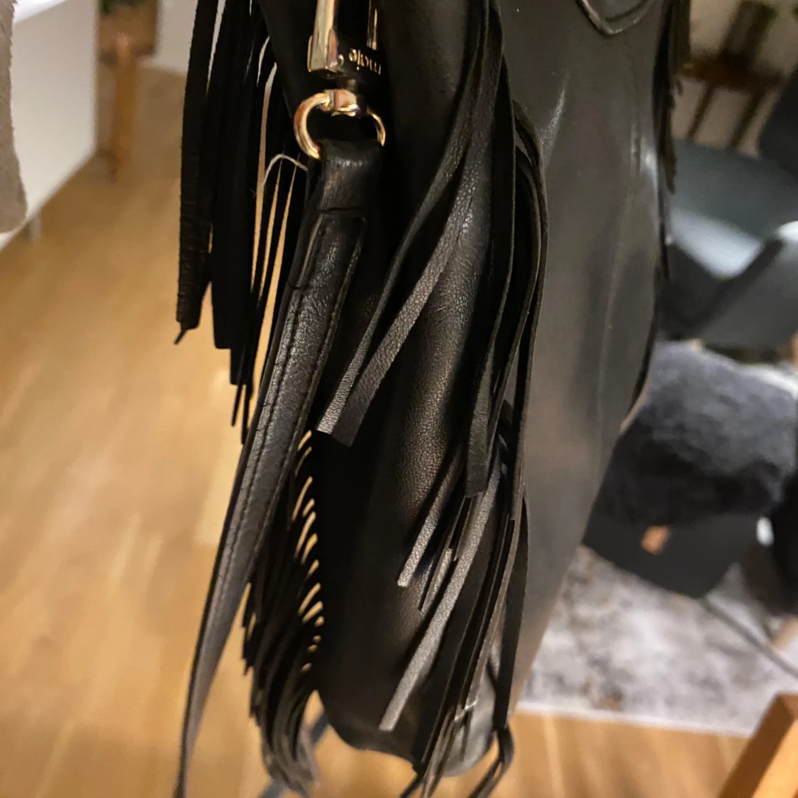 Svart axelväska med fransar och nitar - 3