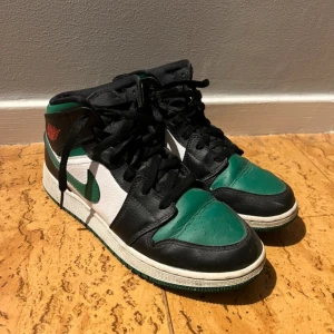 Nike Air Jordans (små i storlek) - Säljer ett par snygga Air Jordan 1 Mid i grönt och svart. Perfekt för både vardag och speciella tillfällen. Klassisk design som aldrig går ur tiden. OBS små i storlek, jag har vanligtvis storlek 38 och dom passar mig. Tror ”designen/modellen” heter ”Green Toe”.