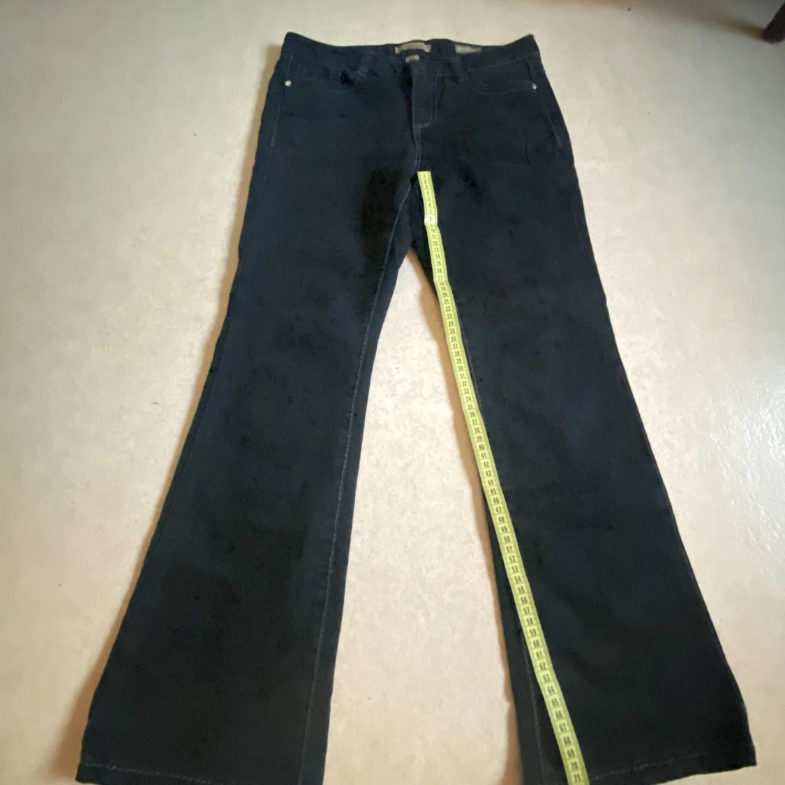 Svarta jeans med broderade bakfickor och strass - 1