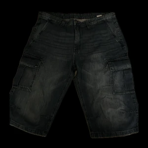 Coola blåa cargo jeans shorts  - Säljer ett par blå cargoshorts i jeansmaterial med stora fickor på sidorna. Perfekta för dig som gillar en avslappnad stil och behöver extra förvaring. Stängs med dragkedja och knapp. Dem är ganska baggy och coola till dig som vill ha en unik och cool stil! 