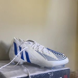 Adidas predator  - Storlek 43 | Ny pris över 2000 mitt pris 1199 | Använd en gång | Kan gå ner vid snabb affär | Bara fråga om man vill ha mer bilder eller frågor | 