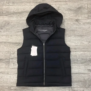 Bruun & Stengade väst - Säljer en mörkblå dunväst från Bruun & Stengade i storlek L. Västen har en avtagbar huva, två fickor framtill och stängs med dragkedja. Perfekt för lager-på-lager och stilren look. | Skick: 9/10 | Nypris: 2199kr | Mitt pris: 1299kr |. Västen är i princip som ny