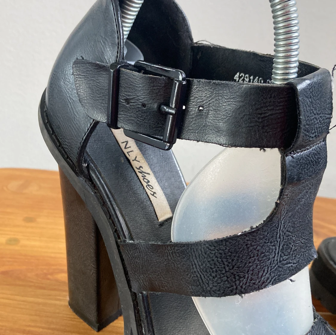 Svarta chunky klackskor med spänne - 2