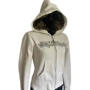 Furix hoodie - Super snygg hoodie med päls och detaljer, samt dragkedja. Två fickor. Satin och flis på insidan 💛Storlek S (passar XS). Skick 8/10 (finns två fläckar jag tyvär inte fått bort i snabbtvätt), annars jätte fint skick och oanvänd! 💫