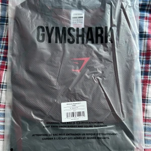 Gymshark Onyx V.5 - Säljer ett Gymshark onyx T-shirt version 5 i den svart röda färgen i storlek M. I hand och redo att skickas. Priset kan diskuteras i pm 