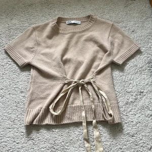 Zara knyt topp - !!intressekoll!! På min sjukt fina knyt topp från Zara, kan sälja vid ett bra pris, är inte 100 säker på att jag vill sälja men vill veta vad jag kan få för den🥰