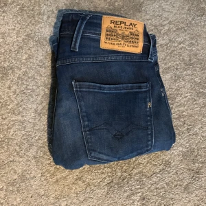 Replay jeans anbass  - Tja! Säljer ett par feta Replay anbass jeans,nypris 1500kr, Skit bra färg W29 L30, tveka inte på att höra av er!
