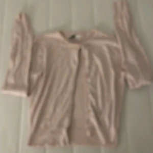 Ljusrosa kofta från Hm - Säljer en ljusrosa kofta från Hm i storlek S. Koftan har långa ärmar och knäppning framtill med små knappar. Perfekt att slänga över en topp för en söt och enkel look.