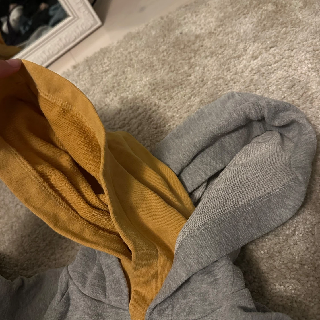 Grå hoodie från Levi's med gul huva - 2