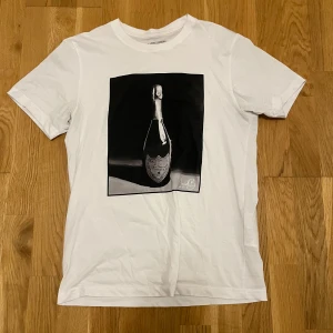  t-shirt från LAIDBCLOTHING - T shirt är helt ny , finns inga defekter. Ny pris 399 mitt pris 200 tveka inte om frågor, storlek S men passar även M