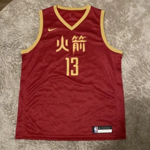 James Harden Chinese New Years NBA Jersey 18-19 - Säljer detta basketlinne från James Harden när han spelade i Houston Rockets under 18-19 när det var chinese new years. Jag har själv inte intresse för basket och därför säljer jag, Det är en XL i ungdoms storlek men jag skulle säga att den sitter suveränt på någon med L eller M i storlek! 😁