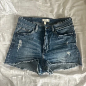 Blå jeansshorts från H&M - storlek 38. super nu till sommaren 💫 skicka ett meddelande för fler bilder eller några frågor! köp genom köp nu, paypal eller swish ✨