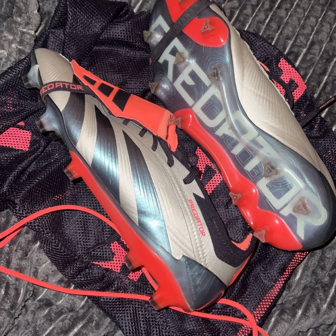 Adidas Predator fotbollsskor i svart, silver och röd