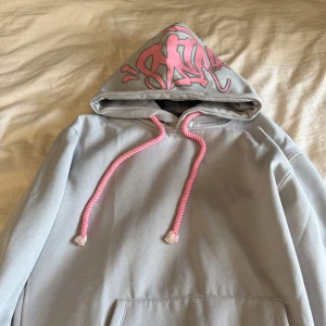 Syna World Hoodie - Säljer en hoodie från Syna World då den inte matchar min stil och kommer ej till användning. Skick: som ny, använd fåtal gånger. 