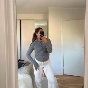 Grå kofta med dragkedja  - Super fin kofta med luva och dragkedja, perfekt bara för att mysa i. Materialet är så otroligt skönt och är i ett stickat material. Super skön och otroligt smickarenade på kroppen. Det är en storlek Xs men passar S utan problem!🧸😍