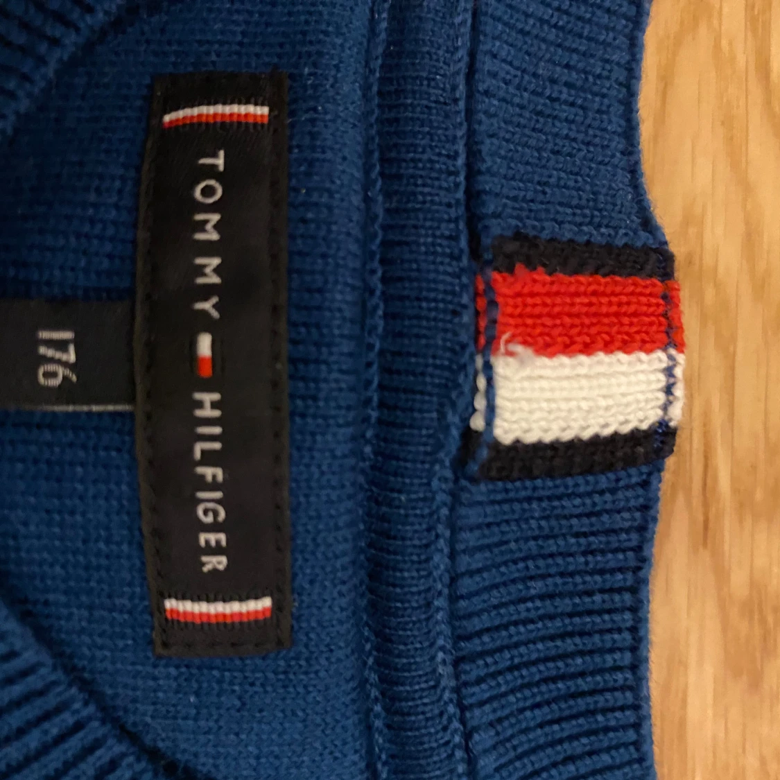 Blå stickad tröja från Tommy Hilfiger - 2
