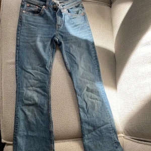 Låga midjade jeans - Klassiska utsvängda blå  jeans Perfekta för en avslappnad stil.