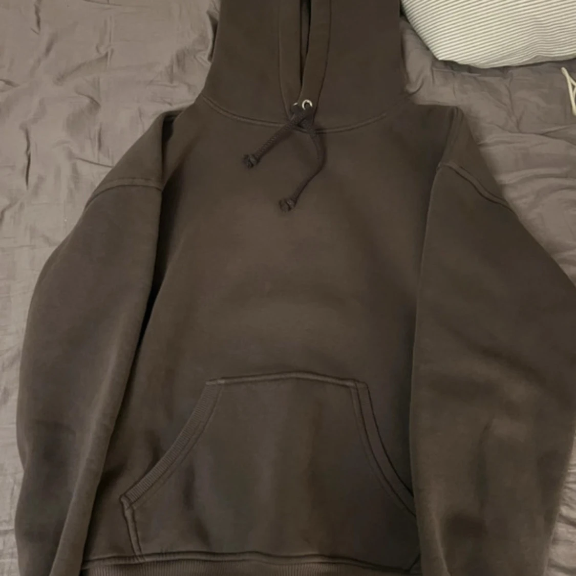 Mörkbrun hoodie med ficka - 2