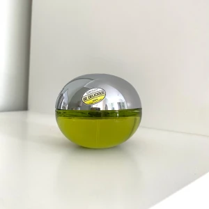 DKNY Be Delicious Parfym - Hade två likadana DKNY Be Delicious parfymer så säljer nu även den andra. Den är på 30 ml och skulle tippa på att det är ungefär 25 ml kvar men mer exakt mängd syns på bilderna 💚