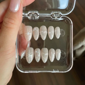 Press-on nails, glitter rosa 💞✨ - Finns i storlekarna S-L. Tryck i köp nu och skriv vilken storlek ❤️