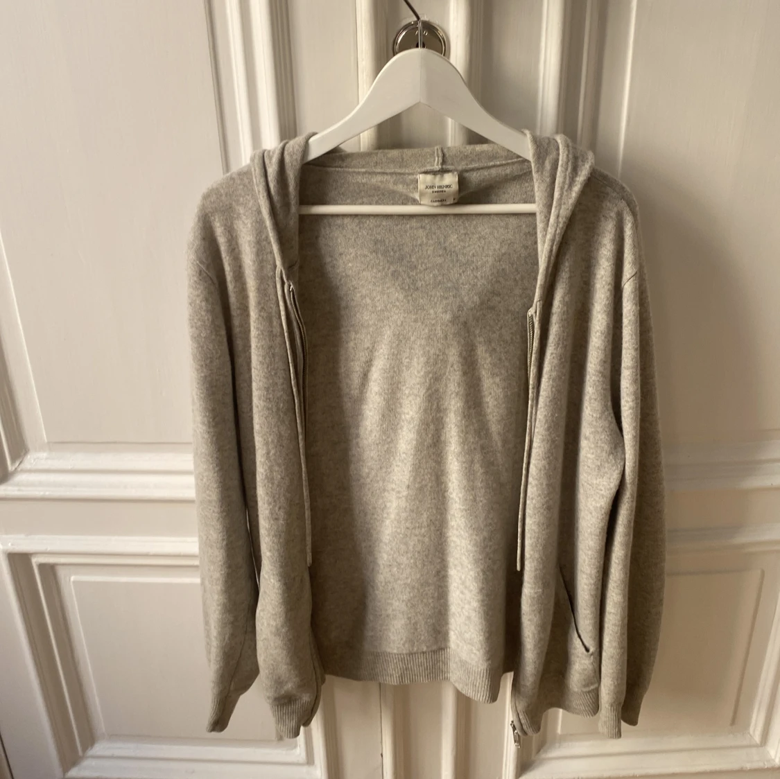 Ljusgrå hoodie i kashmir från John Henric - 1