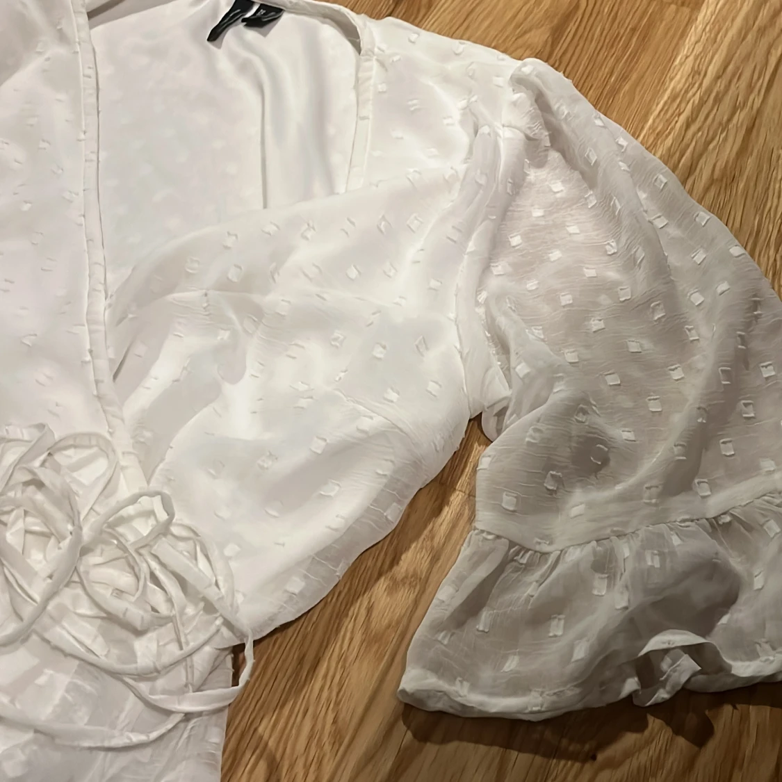 Vit omlottklänning med volang från Vero Moda - 4