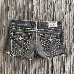 Lågmidjade jeansshorts från True Religion - Superbra skick, lågmidjade, klippa till skjorta av mig