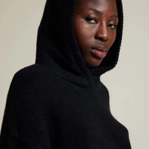 Svart hoodie från Bik Bok - Mysig svart stickad hoodie från Bik Bok i ett mjukt material. Perfekt för sommarnätter med sin bekväma passform och klassiska design. Huvan ger extra värme och stil. Använd fåtal gånger så i perfekt skick🩷 Använd gärna köp nu!🩷