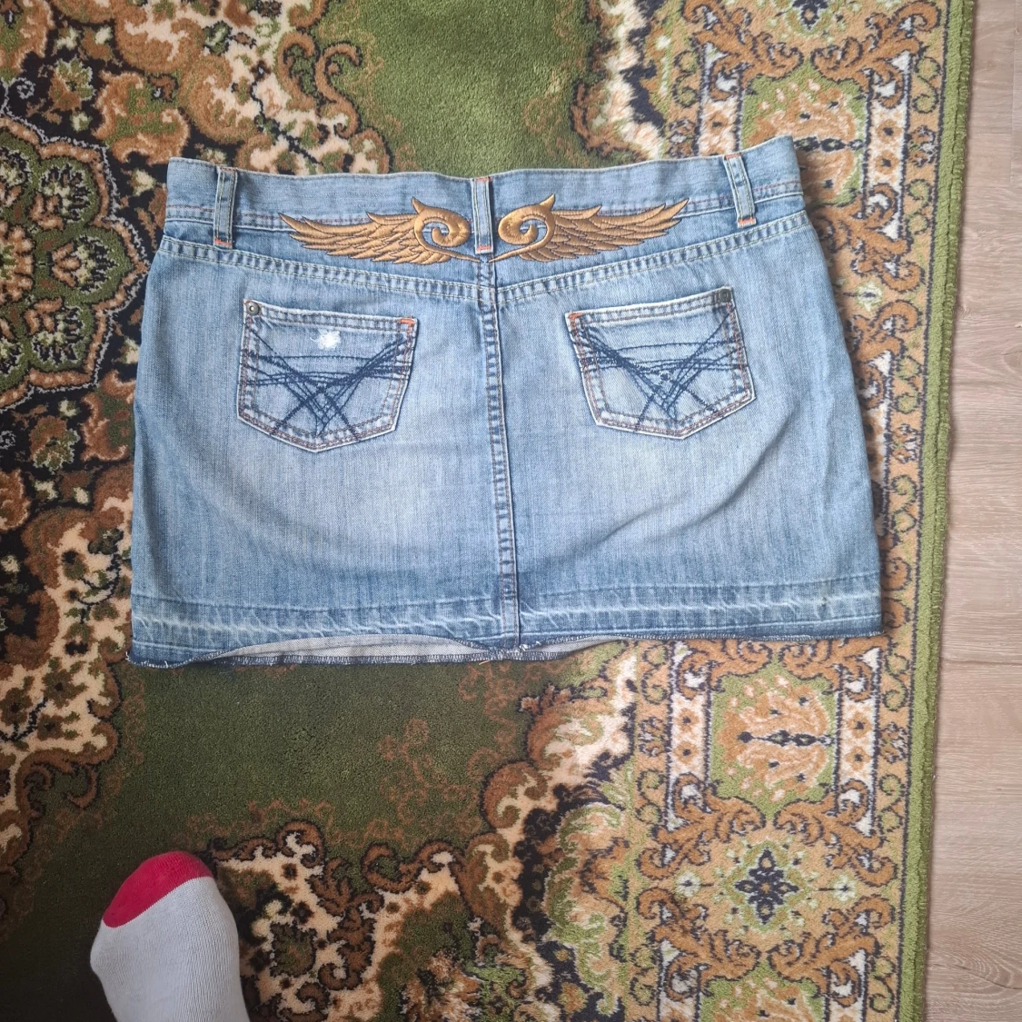 Jeanskjol med broderi och fickor - 3