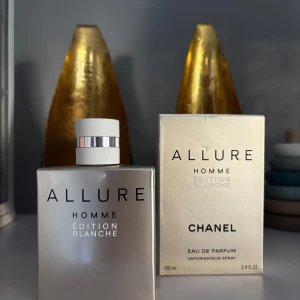 Chanel Allure Homme Edition Blanche EDP - Lyxig herrparfym från Chanel, Allure Homme Édition Blanche. Flaskan är stilren i matt silver med metallisk kork och svart text. Chanel Allure Homme Edition Blanche (100ml flaska). Gissar på att ca 65% är kvar i flaskan.  Batch: 7301 Produktionsdatum: 2022-02