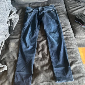 Mörkblå slim fit jeans från Replay Anbass - Säljer ett par mörkblå jeans från Replay, modell Anbass. Nästan helt nya säljer för att dom för stora inköpspris 1000kr köpta på carlings storlek 30:30
