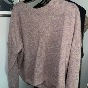  stickad tröja från Isabel Marant  - Supermjuk och mysig ljuslila stickad tröja från Isabel Marant . Tröjan har en avslappnad passform med rund halsringning och långa ärmar. Perfekt att slänga på sig för en chill och stilren look.  Den är gjord av mohair och ull