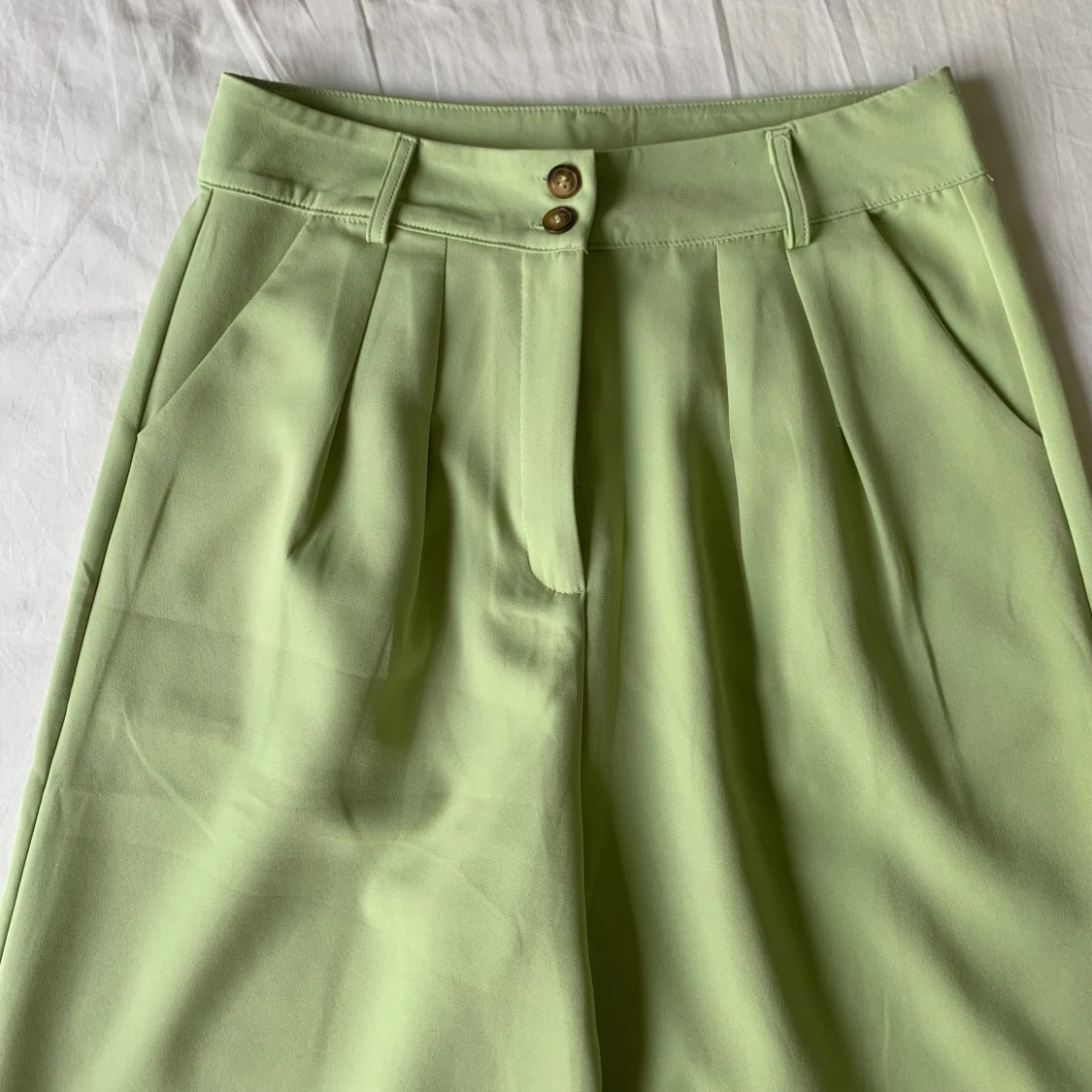 Ljusgröna kostymbyxor med pressveck - 1