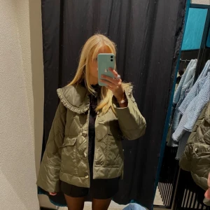 Grön Ganni jacka - Helt oanvänd grön ganni jacka. Köpt förra säsongen! 🤗 LÅNADE BILDER! Nypris: 3000 kr