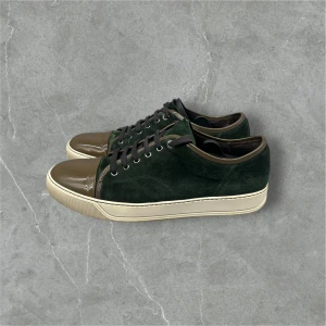 Lanvin Cap Toe Grön - Grön mocka och glansig cap toe - bra skick - storlek UK11 (passar 45-46)  - nypris ~5000kr - enbart skorna medföljer - hör av dig vid frågor!