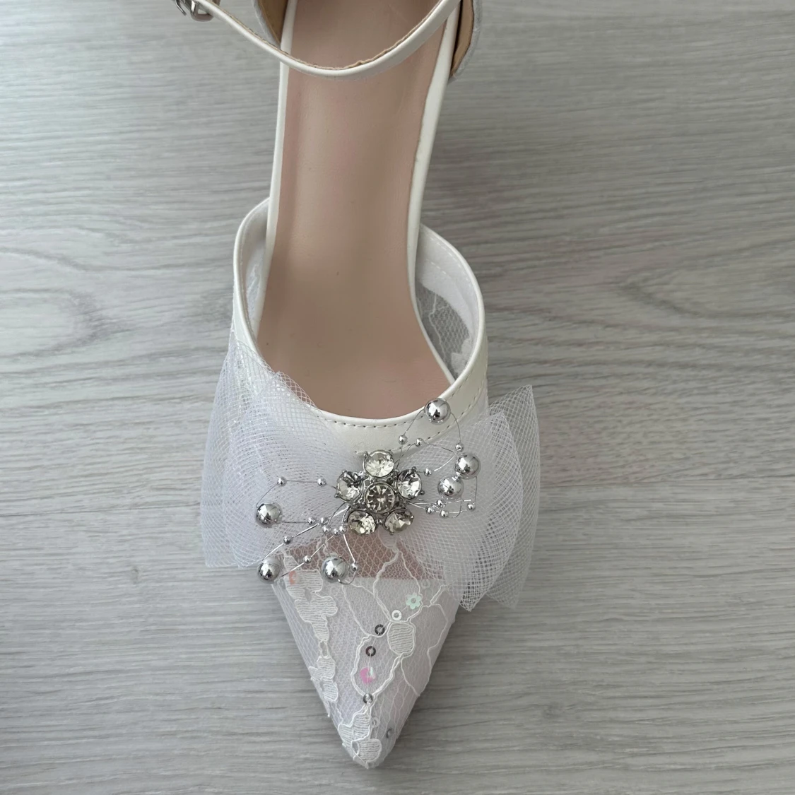 Vita spetsiga pumps med pärldetaljer - 1