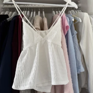 Vit topp - Vit topp från asos Design i storlek S💞Den har aldrig använts och har till och med kvar lappen då den inte passar och jag glömde skicka tillbaka den.