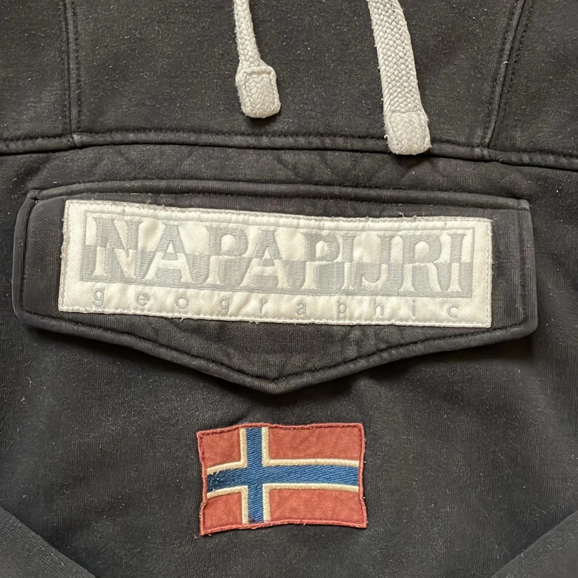 Svart hoodie från Napapijri - 93