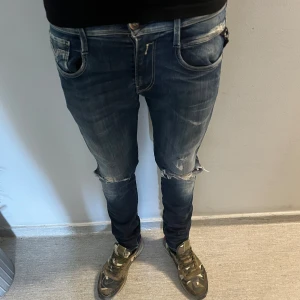Replay anbass hyperflex - Tja! Nu säljer vi dessa tvär feta Replay anbass hyperflex i storleken 30/32. Dessa har en sjuk tvätt och snygga slitningar // pris är ej hugget i sten